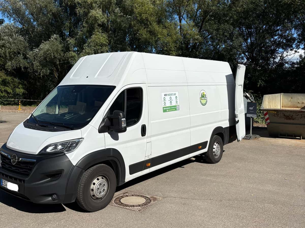 Transporter von ES-PACKT-AN mit Firmenlogo