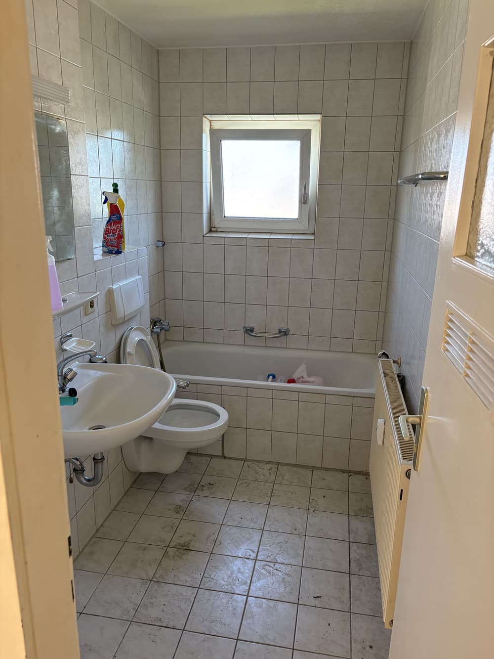Dasselbe Badezimmer nach der Räumung, leer und gereinigt