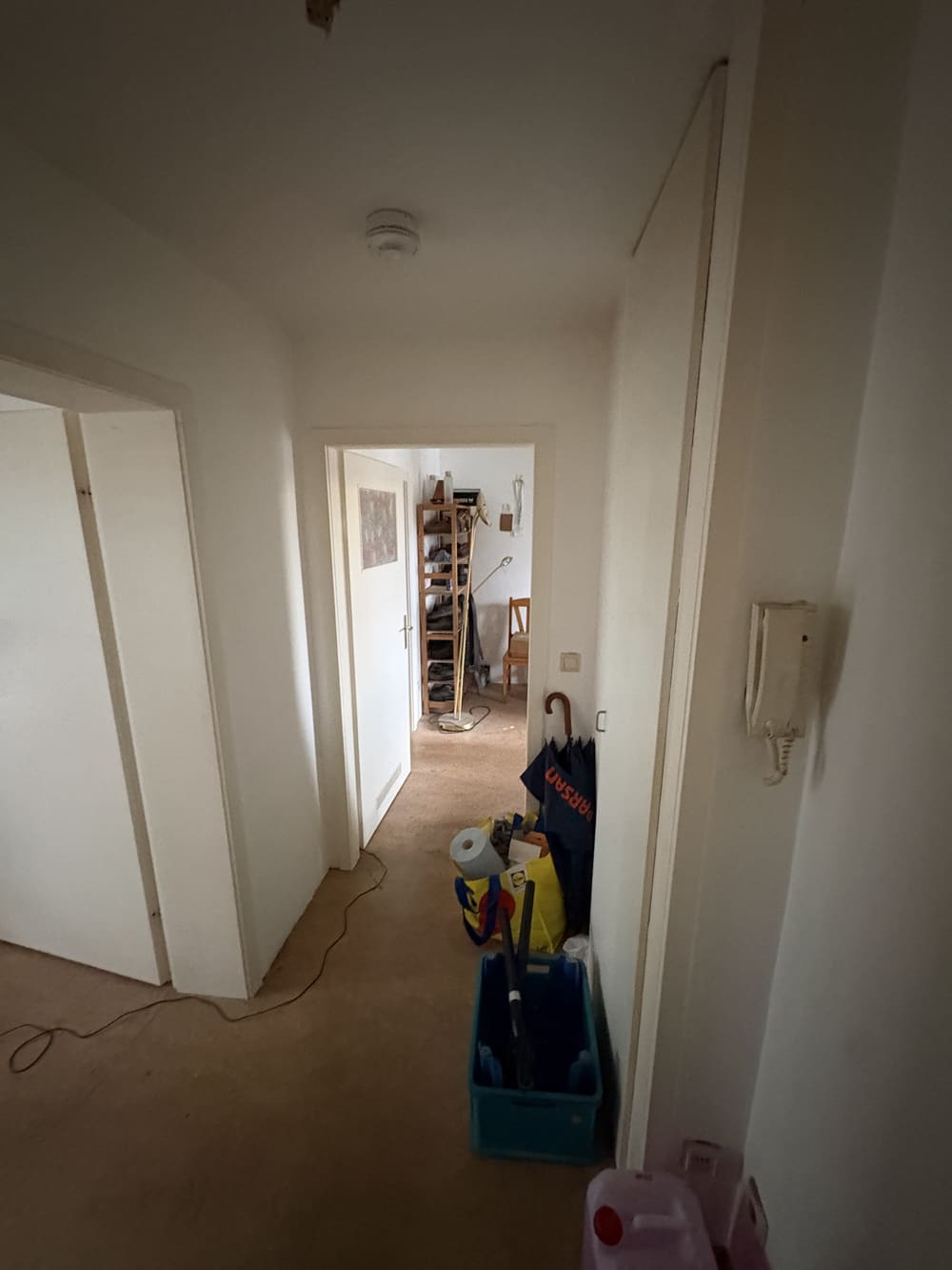 Flur einer Wohnung vor der Räumung mit abgestellten Gegenständen