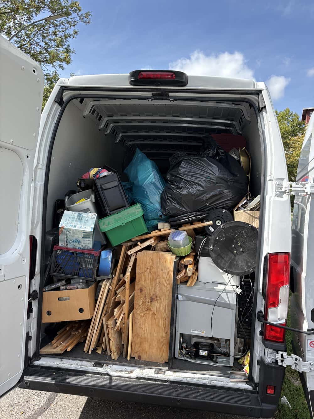 Beladener Transporter mit sortiertem Räumgut