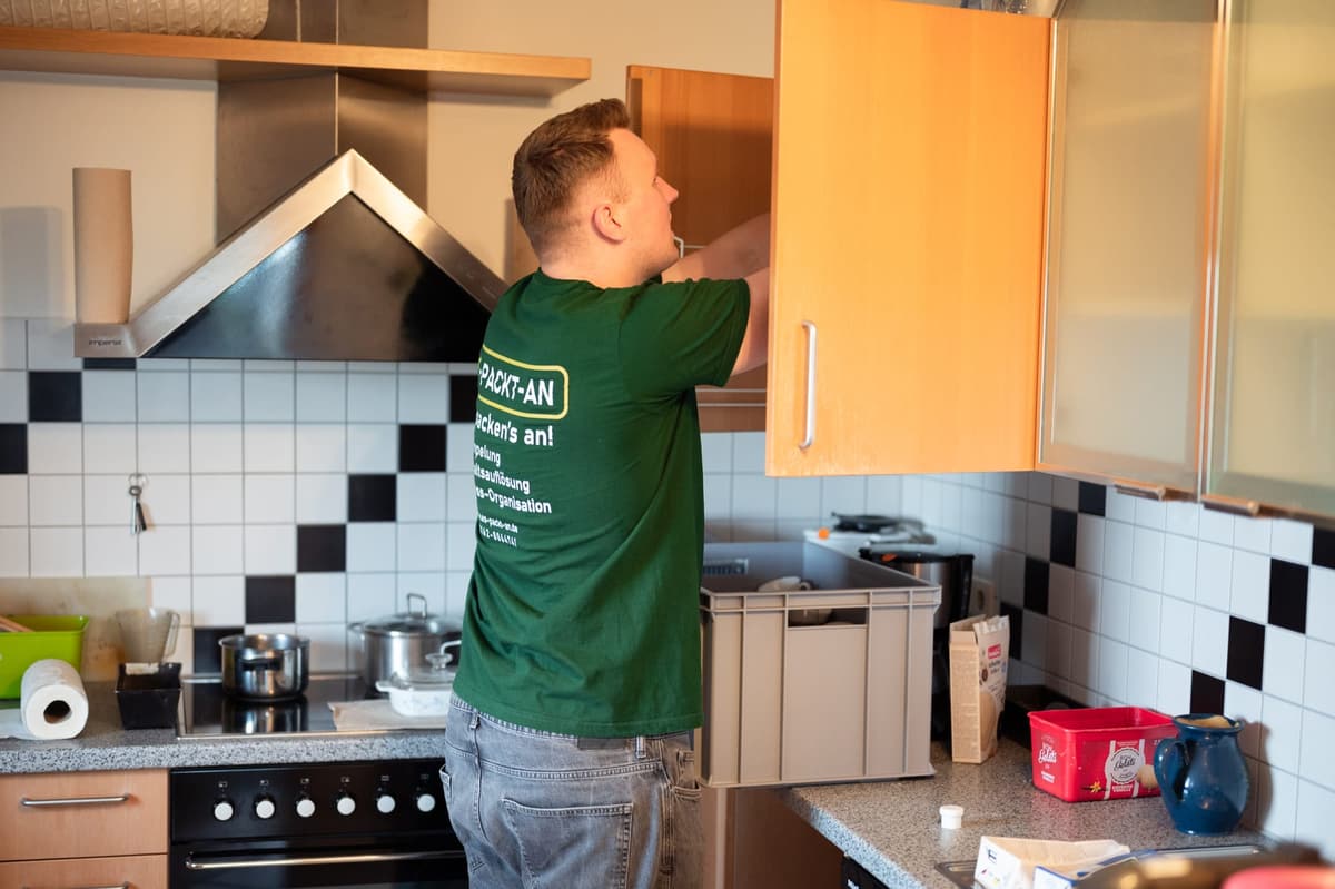 Ausgeräumte und gereinigte Küche nach einer Wohnungsauflösung