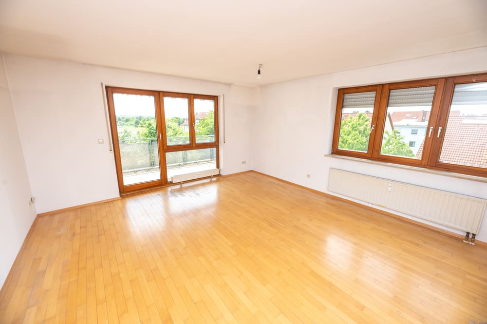 Leeres Wohnzimmer mit gereinigten Fenstern und Boden