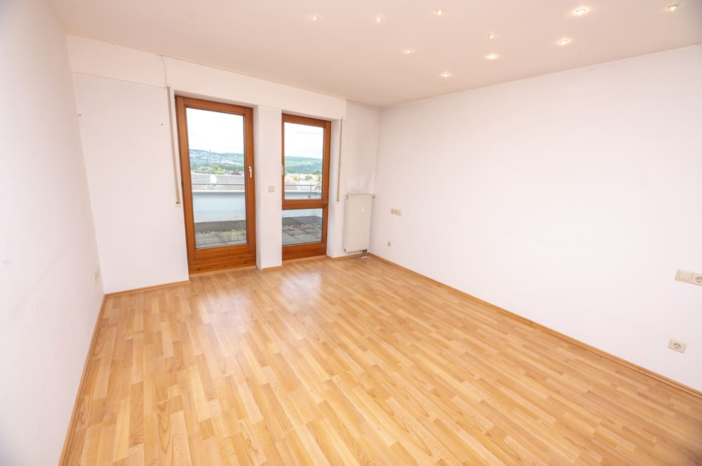 Leeres Zimmer nach Räumung und Reinigung