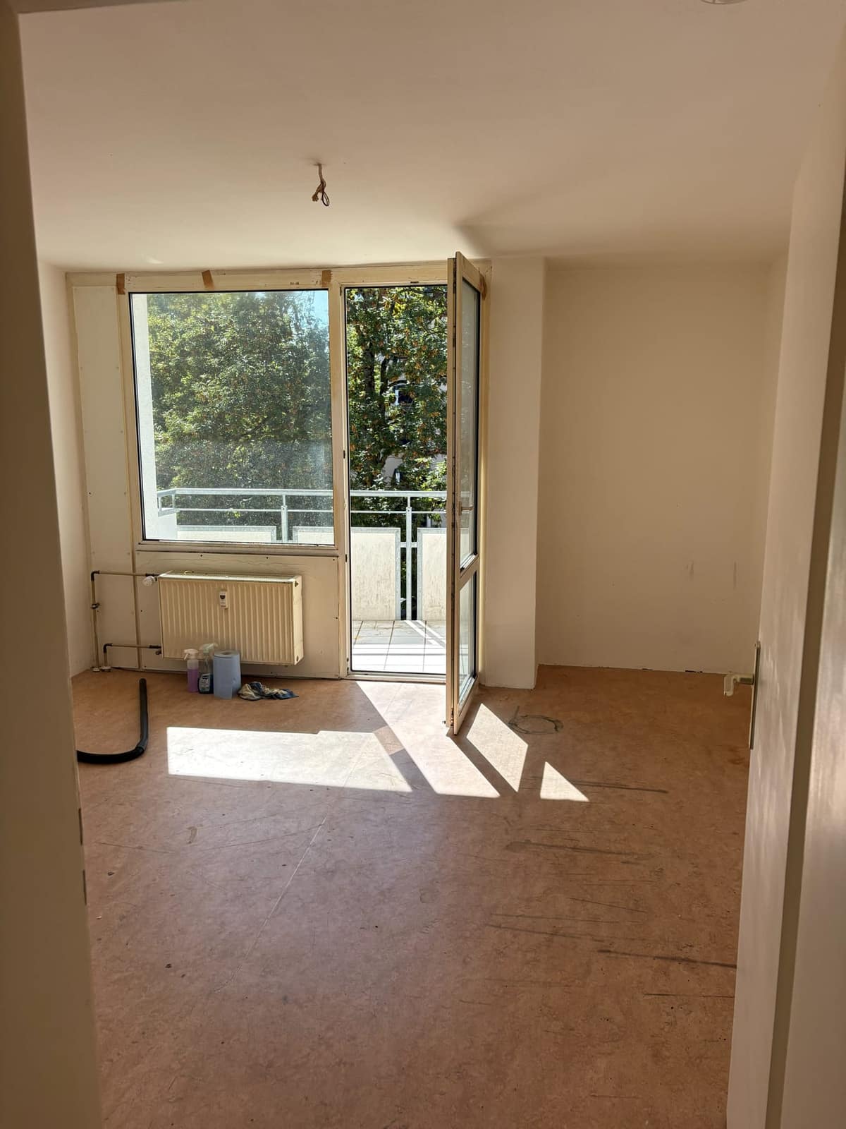 Dasselbe Zimmer nach der Wohnungsauflösung, leer und besenrein