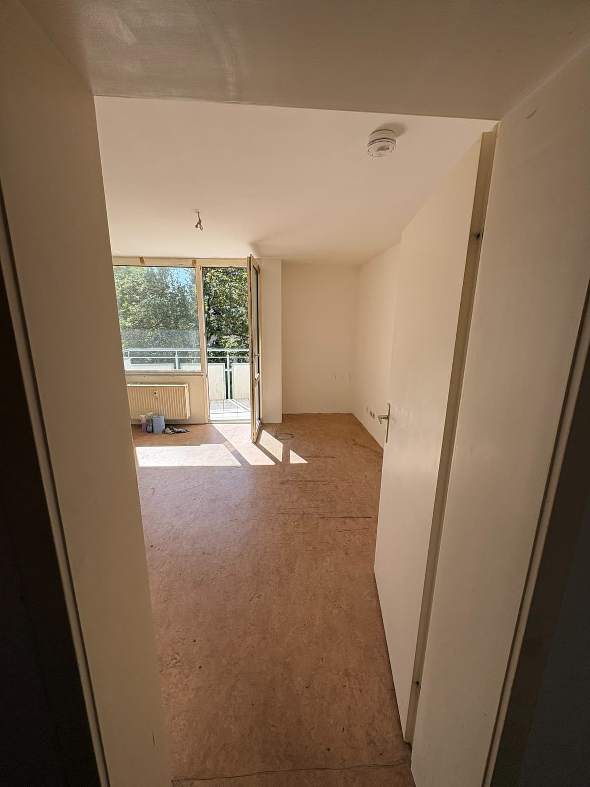 Dasselbe Zimmer nach der Wohnungsauflösung: leer geräumt und besenrein