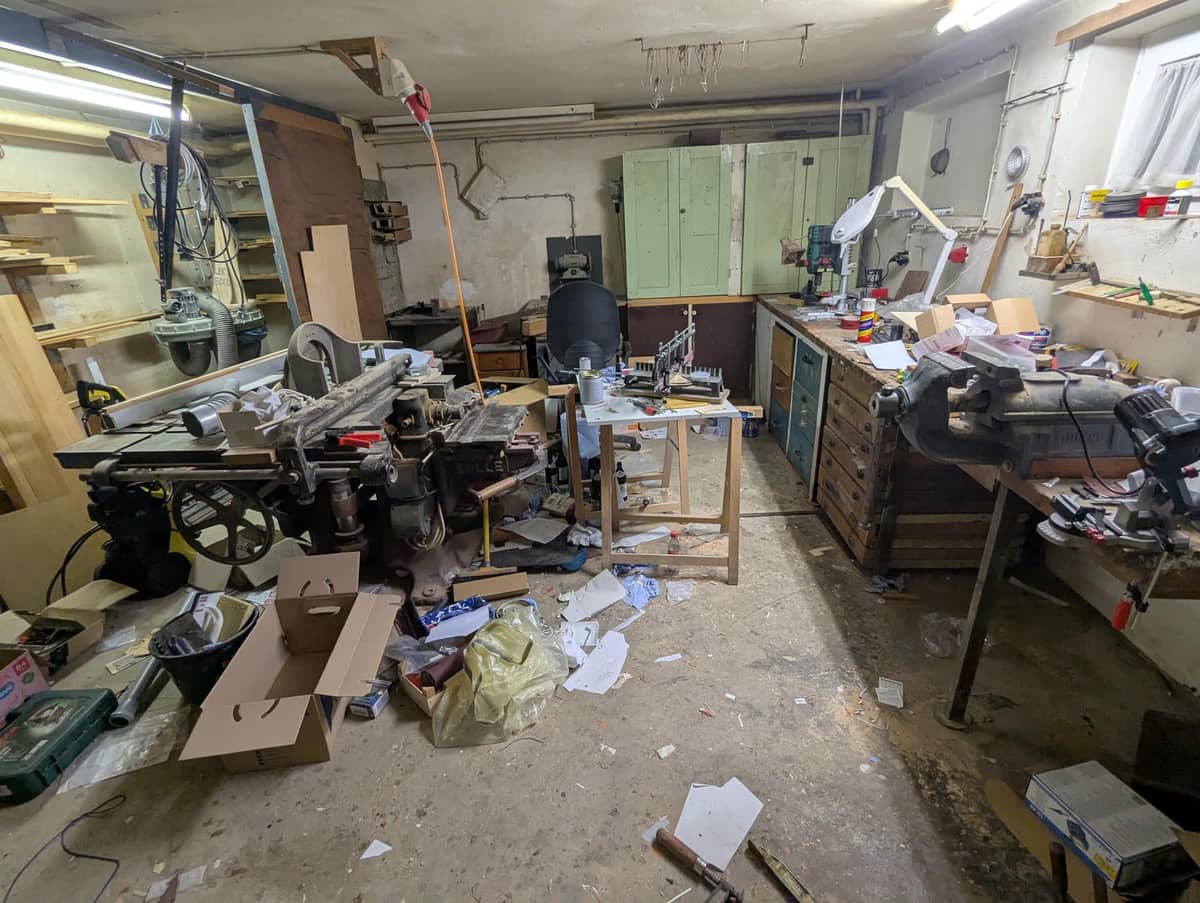 Blick in eine vollgestellte Kellerwerkstatt