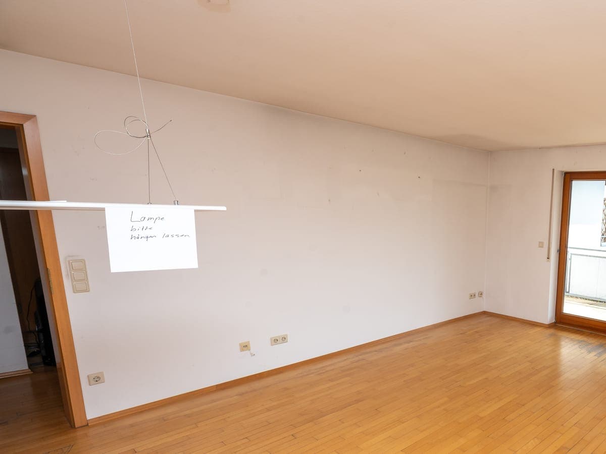 Nachher: Das Wohnzimmer ist leer geräumt, die Lampe mit dem Zettel hängt noch an ihrem Platz