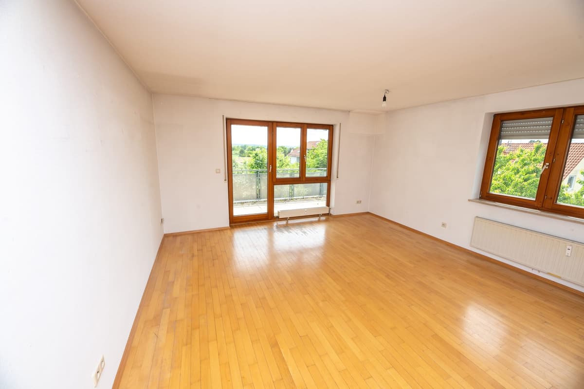Dasselbe Wohnzimmer nach der Auflösung, leer und besenrein